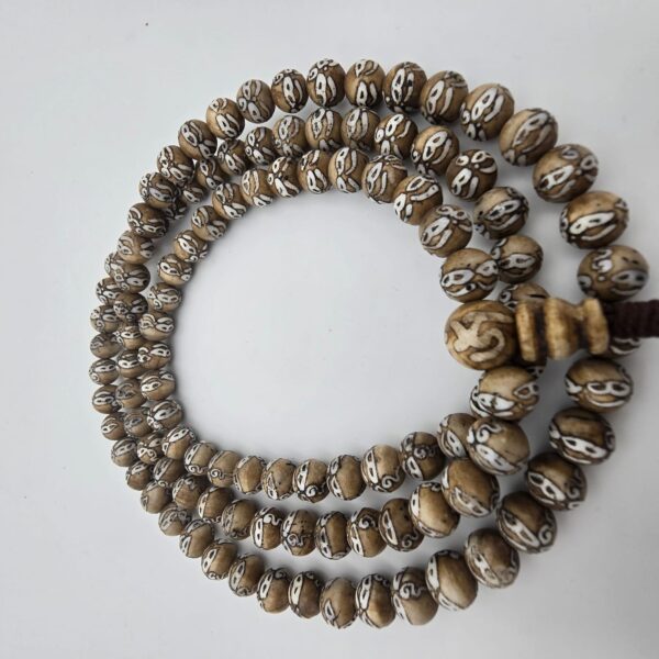 MALA TIBÉTAIN OS DE YAK GRAVÉ LES YEUX DE BOUDHA 8mm – Image 2