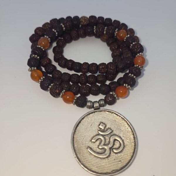 MALA TIBÉTAIN RUDRASKA ORNÉ DE CORNALINE AVEC MÉDAILLON OH’m EN SANSKRIT 8mm