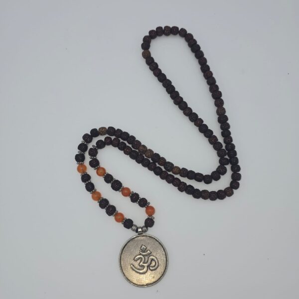 MALA TIBÉTAIN RUDRASKA ORNÉ DE CORNALINE AVEC MÉDAILLON OH’m EN SANSKRIT 8mm – Image 2