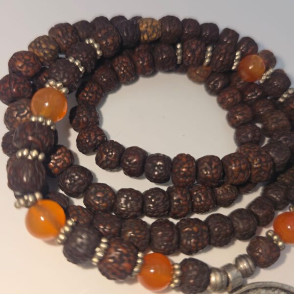 MALA TIBÉTAIN RUDRASKA ORNÉ DE CORNALINE AVEC MÉDAILLON OH’m EN SANSKRIT 8mm – Image 3