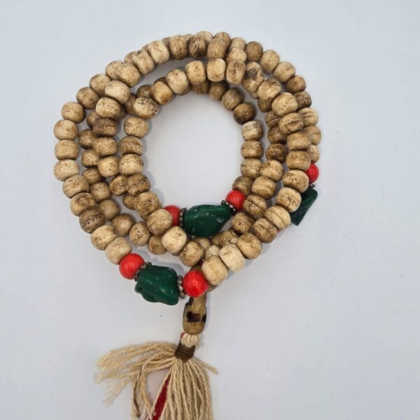 MALA TIBÉTAIN OS DE YAK TINTÉ AVEC POMPOM ET PIERRES EN RÉSINE