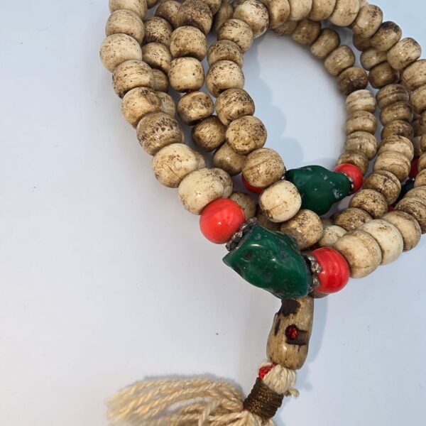 MALA TIBÉTAIN OS DE YAK TINTÉ AVEC POMPOM ET PIERRES EN RÉSINE – Image 3