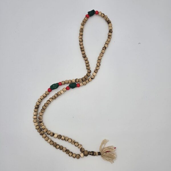 MALA TIBÉTAIN OS DE YAK TINTÉ AVEC POMPOM ET PIERRES EN RÉSINE – Image 2