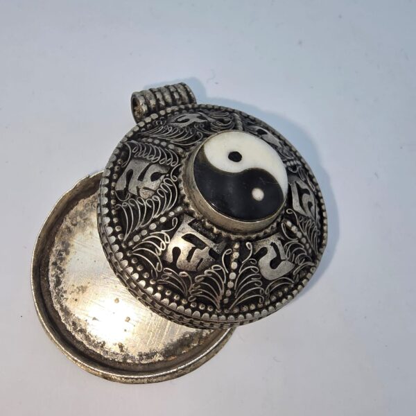 PENDENTIF YING YANG EN OS ORNÉ DU MANTRA OH’M MANI PADME AU'M – Image 2