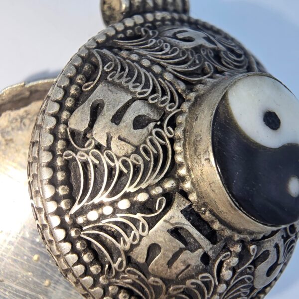 PENDENTIF YING YANG EN OS ORNÉ DU MANTRA OH’M MANI PADME AU'M – Image 3