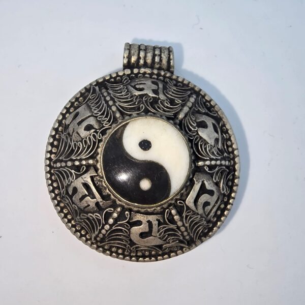 PENDENTIF YING YANG EN OS ORNÉ DU MANTRA OH’M MANI PADME AU'M