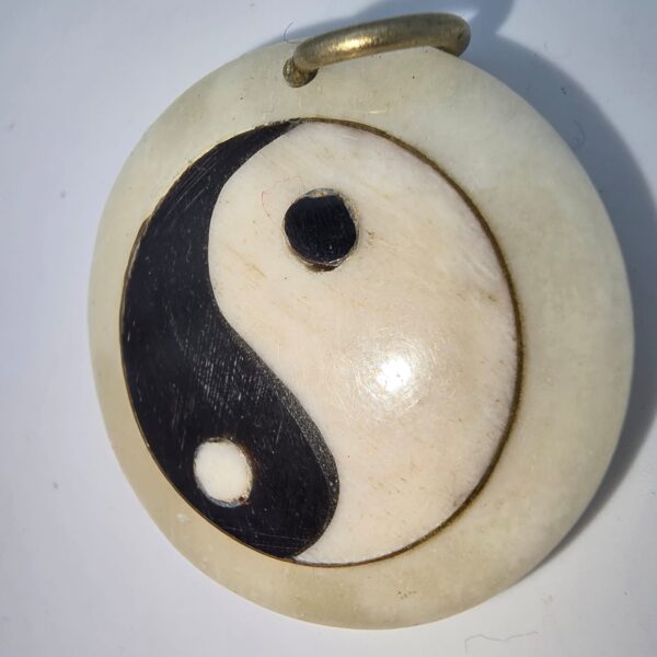 PENDENTIF YING YANG EN OS DE YAK TRAVAILLÉ SUR UNE FACE – Image 2