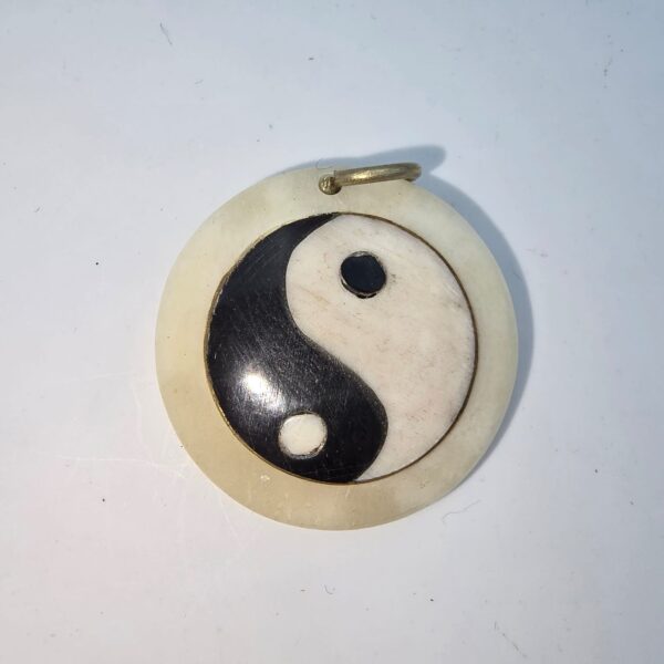 PENDENTIF YING YANG EN OS DE YAK TRAVAILLÉ SUR UNE FACE