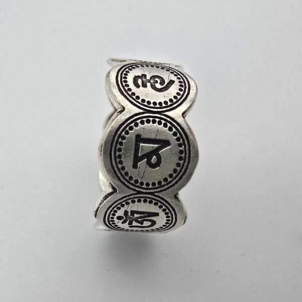 BAGUE ORNÉ DU MANTRA BOUDHISTE OH’M MANI PADMÉ AU'M RÉGLABLE – Image 2