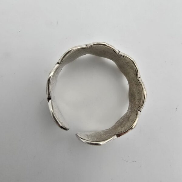 BAGUE ORNÉ DU MANTRA BOUDHISTE OH’M MANI PADMÉ AU'M RÉGLABLE – Image 3