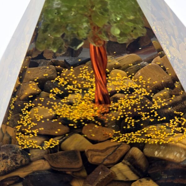 Pyramide Orgonite avec Arbre en Cuivre et Feuilles en Péridot – Image 3