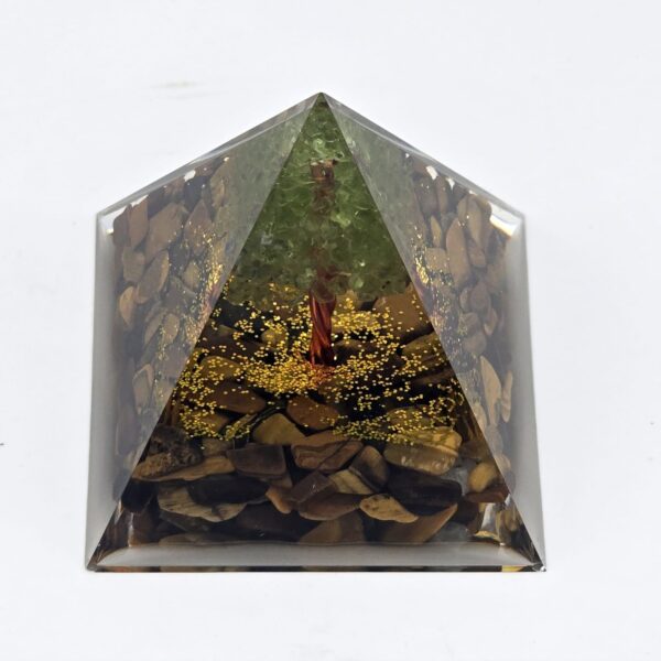 Pyramide Orgonite avec Arbre en Cuivre et Feuilles en Péridot – Image 2