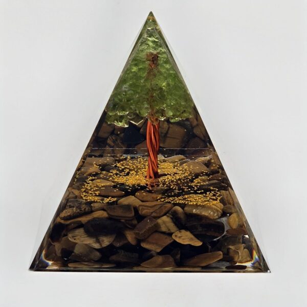 Pyramide Orgonite avec Arbre en Cuivre et Feuilles en Péridot