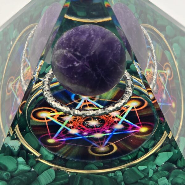 Pyramide Orgonite Symbole de Metatron en Améthyste et Malachite – Image 3