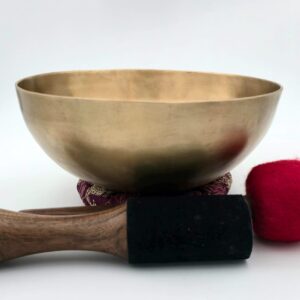 Bol chantant tibétain thérapeutique 7 métaux – note Si – vue de profil avec mailloche et bâton bois-cuir