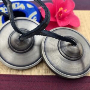 Tingsha tibétaine 7 métaux environ 77 mm vue dessus avec cordon cuir noir et finition bronze patiné