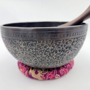 Bol tibétain noir mat ciselé 7 métaux 185 mm – vue latérale extérieure montrant les motifs gravés détaillés et la finition sombre artisanale