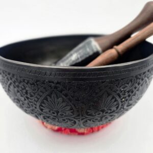Bol tibétain noir ciselé 7 métaux 205 mm, vue extérieure avec maillets bois-cuir posés à l’intérieur sur coussin rouge