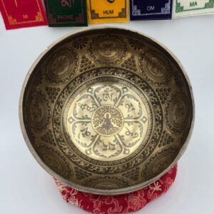 Bol chantant tibétain gravé 7 métaux vue intérieure avec les huit symboles auspicieux du bouddhisme et mantra Om Mani Padme Hum avec drapeaux de prière tibétains