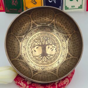 Bol chantant tibétain gravé 7 métaux vue intérieure avec arbre de vie et fleur de vie motifs sacrés avec symbole Om et drapeaux de prière tibétains