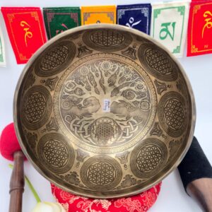 Bol chantant tibétain gravé 7 métaux vue intérieure avec arbre de vie et géométrie sacrée fleur de vie avec mailloche bâton bois cuir et drapeaux de prière tibétains