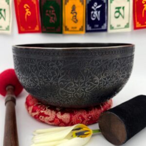 bol tibétain ciselé 7 métaux gravures extérieures avec coussin rouge mailloche et bâton cuir bois