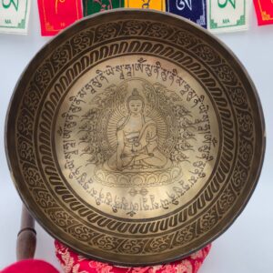 Vue détaillée bol tibétain gravé Bouddha en méditation avec mantra sacré – bol chantant 7 métaux