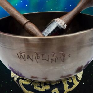 bol tibétain Full Moon 7 métaux 1,1 kg vue extérieure avec mantra gravé, bâtons bois cuir et coussin, fond étoilé