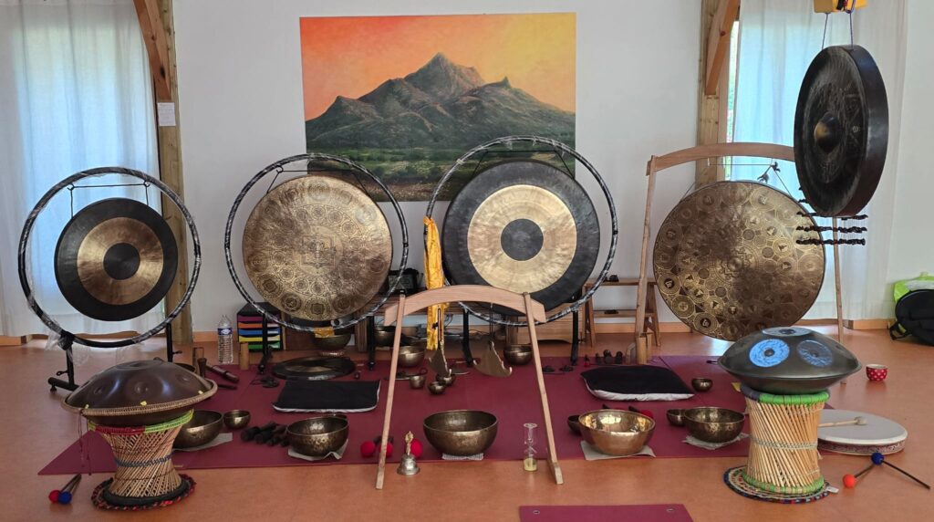 Gongs, bols tibétains et handpans installés pour un voyage sonore à Fontenay près du Havre