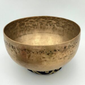 Bol tibétain antique MI♭ 750 g, 215 mm, patine ancienne dorée – vue trois-quarts sur coussin