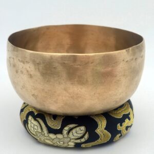 Bol tibétain antique SI 250 g, 117 mm – vue trois-quarts sur coussin
