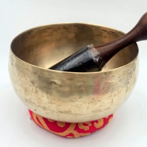 Bol tibétain antique DO 500 g, 166 mm, patine dorée avec bâton cuir – vue trois-quarts
