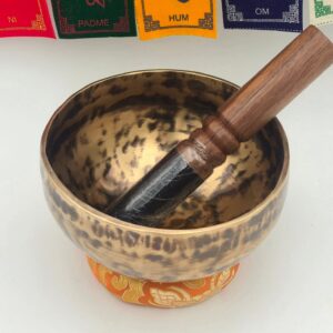 Bol chantant matifié FA♯ 550 g, 144 mm – vue intérieure de profil avec bâton cuir