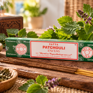 Encens Satya Patchouli 15 g dans un décor végétal lumineux avec feuilles de patchouli et bâtonnets
