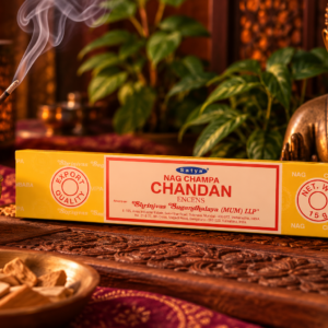 Encens Satya Nag Champa Chandan 15 g dans un décor chaleureux avec porte-encens et bois de santal