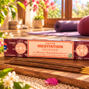 Encens Satya Meditation 15 g dans une salle de yoga lumineuse avec tapis et coussin de méditation