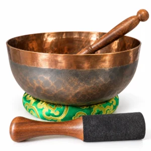 Bol tibétain Ulta Bathi en Do, 1 000 g et 222 mm, patine chocolat et intérieur cuivré, présenté sur un coussin vert avec mailloche et bâton de rotation.