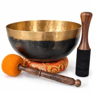 Bol tibétain Ulta Bathi matifié Mi bémol, 1 250 g, 242 mm, extérieur sombre, bordure dorée, coussin orange et accessoires.
