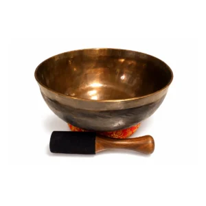 Bol tibétain Ulta Bathi tonalité Si, 1 850 g et 253 mm, intérieur poli sur coussin rouge avec mailloche.