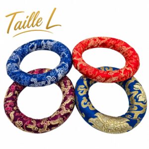 Quatre coussins pour bols tibétains taille L, diamètre environ 15 cm, en tissu tibétain brodé multicolore.