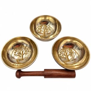 Trois mini bols tibétains chantants gravés de 5 cm, présentés avec leur bâton en bois sur fond blanc.